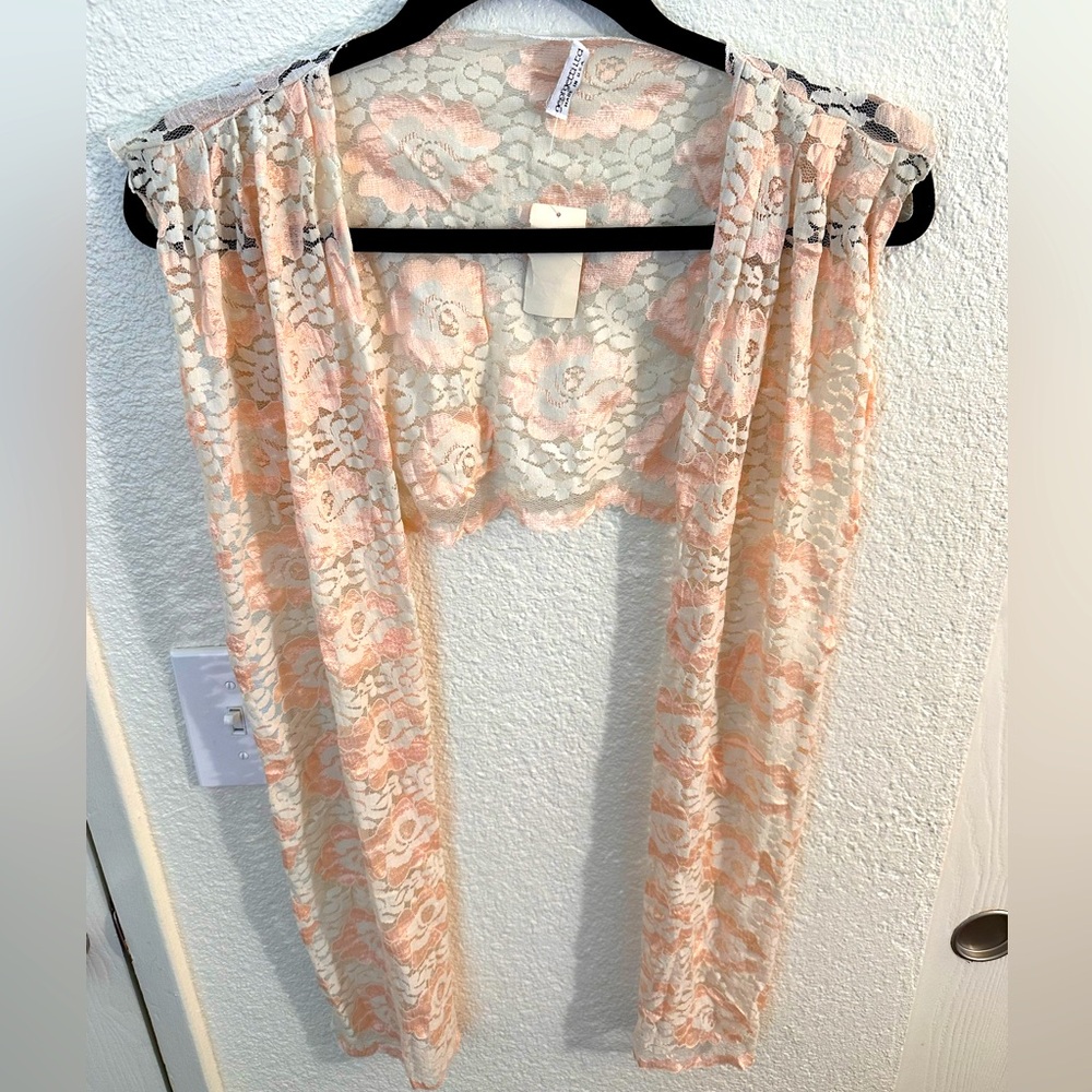 Georgetti Ltd. Floral Lace shawl  in Peach and Cream. NWT. Vintage.